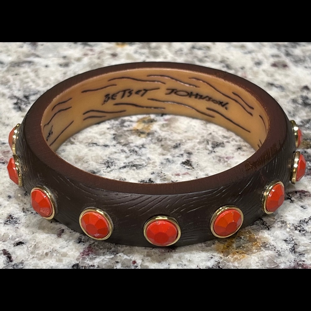 BETSEY JOHNSON • Faux Wood Bangle